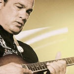 Steven Seagal és Hugh Laurie zenél Budapesten